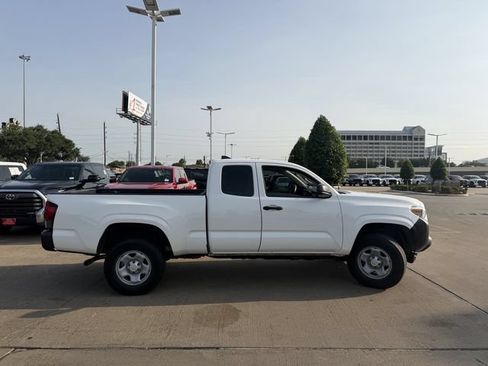 Used 2018 Toyota Tacoma SR RWD image 4