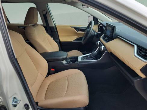 Used 2021 Toyota RAV4 XLE w/ Convenience Package FWD image 29