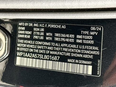 Certified 2025 Porsche Macan image 32