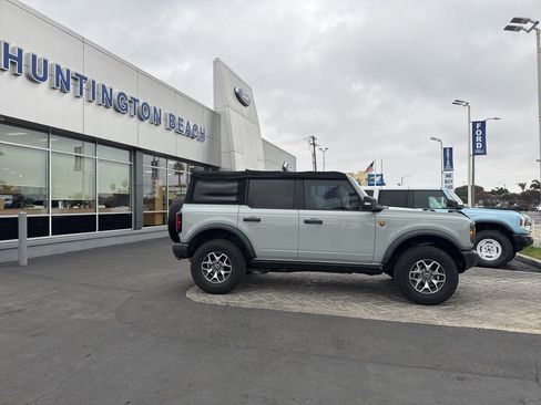 Used 2022 Ford Bronco Badlands image 3