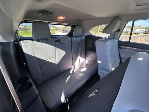 Used 2026 Toyota Highlander Platinum AWD/4WD image 28
