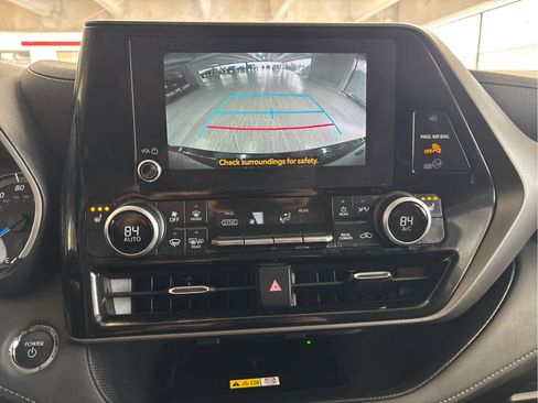 Used 2023 Toyota Highlander XLE image 11