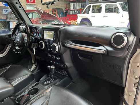 Used 2018 Jeep Wrangler Unlimited Sahara w/ Mopar Chrome Edition Group AWD/4WD image 10