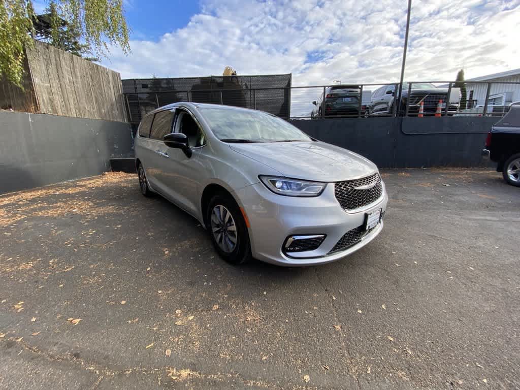 Used 2024 Chrysler Pacifica Limited FWD image 8
