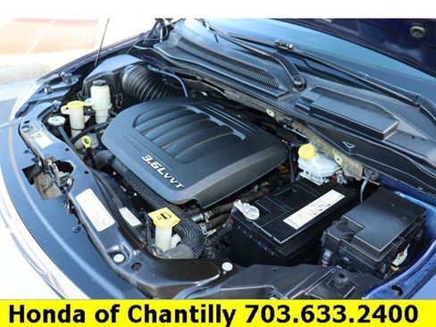 Used 2013 Chrysler Town & Country Touring-L image 34