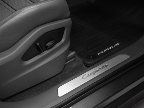 Certified 2022 Porsche Cayenne Coupe AWD/4WD image 18
