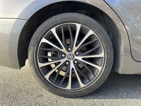 Used 2020 Toyota Camry SE w/ Sunroof Package image 17