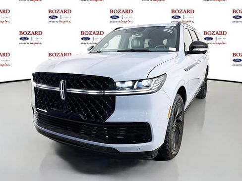 New 2026 Lincoln Navigator L Reserve w/ Jet Appearance Package AWD/4WD image 4