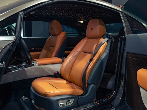 Used 2018 Rolls-Royce Wraith RWD image 3