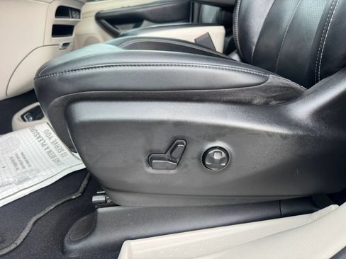 Used 2024 Chrysler Pacifica Touring-L FWD image 20