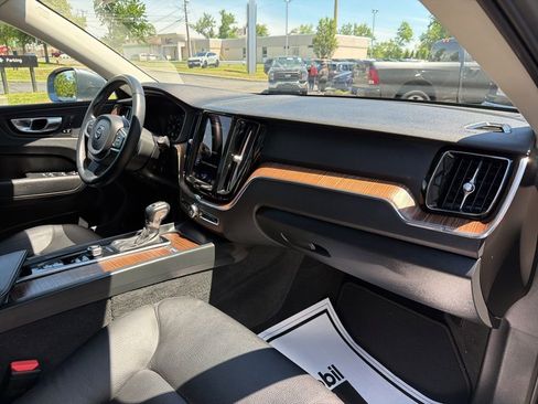 Used 2021 Volvo XC60 T5 Momentum AWD/4WD image 12