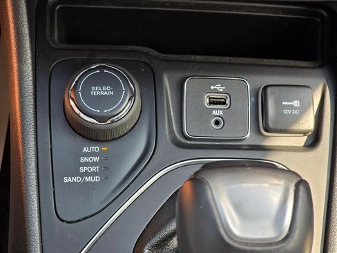 Used 2019 Jeep Cherokee Latitude Plus AWD/4WD image 20