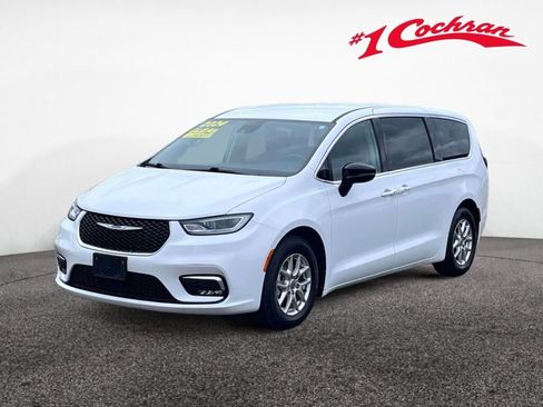 Used 2024 Chrysler Pacifica Touring-L FWD image 11