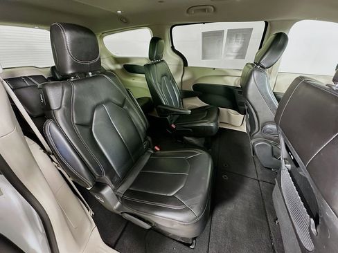 Certified 2024 Chrysler Pacifica Touring-L image 38