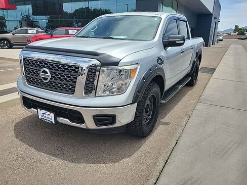 Used 2017 Nissan Titan SV AWD/4WD image 3