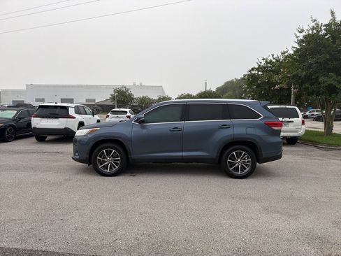 Used 2019 Toyota Highlander XLE FWD image 2