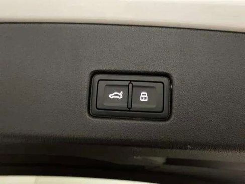 Used 2024 Audi Q4 e-tron Prestige image 8