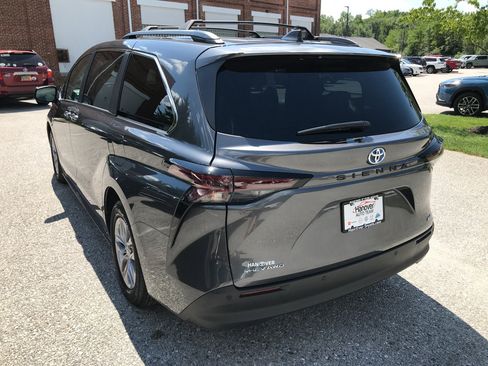 Certified 2025 Toyota Sienna XLE AWD/4WD image 6