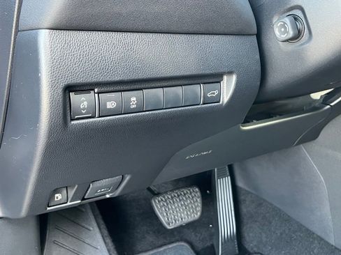 Used 2022 Toyota Venza XLE image 27