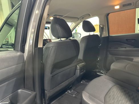 Used 2025 Nissan Pathfinder SV AWD/4WD image 17