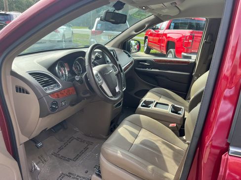 Used 2015 Chrysler Town & Country Touring-L w/ Driver Convenience Group FWD image 10