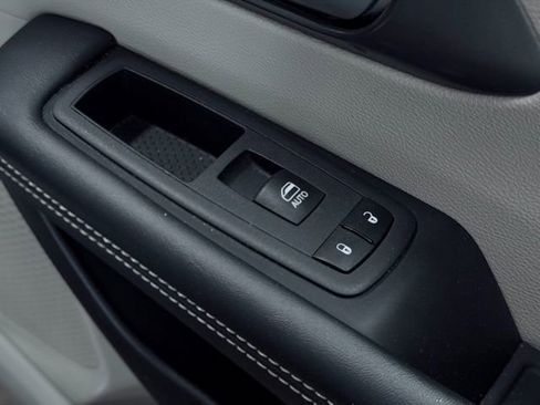 Used 2023 Chrysler Pacifica Touring-L FWD image 17
