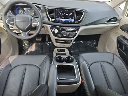 Used 2024 Chrysler Pacifica Touring-L FWD image 9