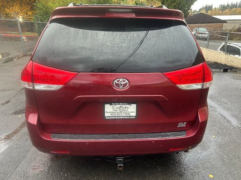 Used 2013 Toyota Sienna XLE image 6