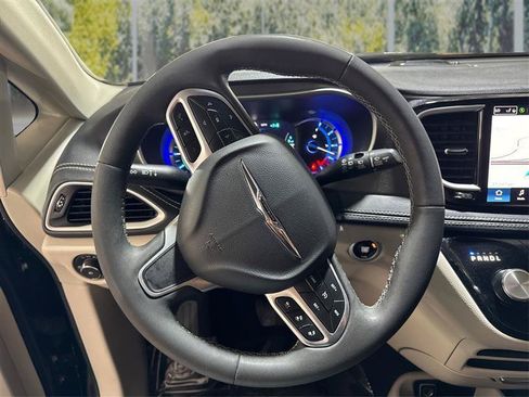 Used 2023 Chrysler Pacifica Touring-L w/ Uconnect Theater Family Group FWD image 18