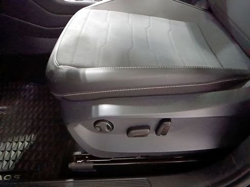 Used 2025 Volkswagen Taos SE AWD/4WD image 10