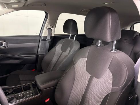 Used 2023 Kia Sorento LX image 18