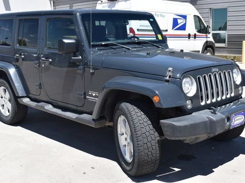Used 2018 Jeep Wrangler Unlimited Sahara w/ Connectivity Group AWD/4WD image 3