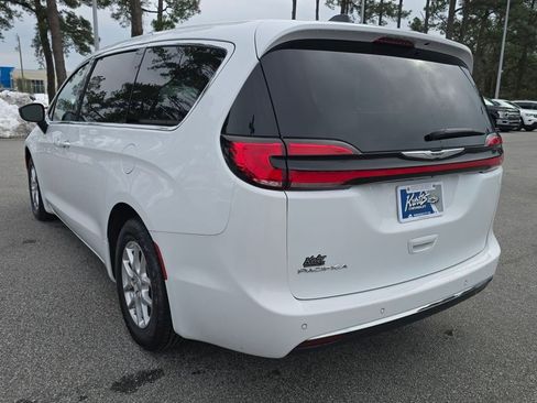 Used 2024 Chrysler Pacifica Touring-L image 3
