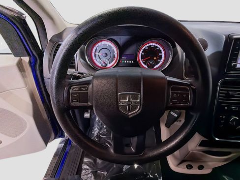 Used 2019 Dodge Grand Caravan SE w/ UConnect Hands-Free Group FWD image 12