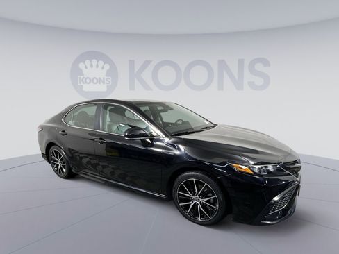 Used 2022 Toyota Camry SE FWD image 2