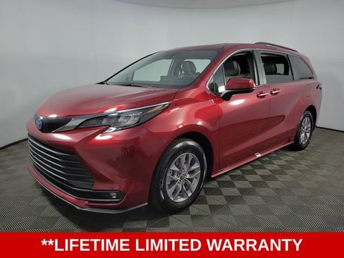 Used 2025 Toyota Sienna XLE w/ XLE Plus Package image 3