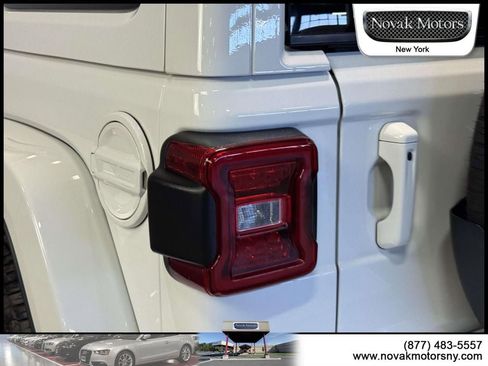 Used 2022 Jeep Wrangler Unlimited Sahara AWD/4WD image 8