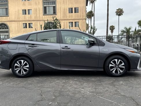 Used 2018 Toyota Prius Prime Plus FWD image 3