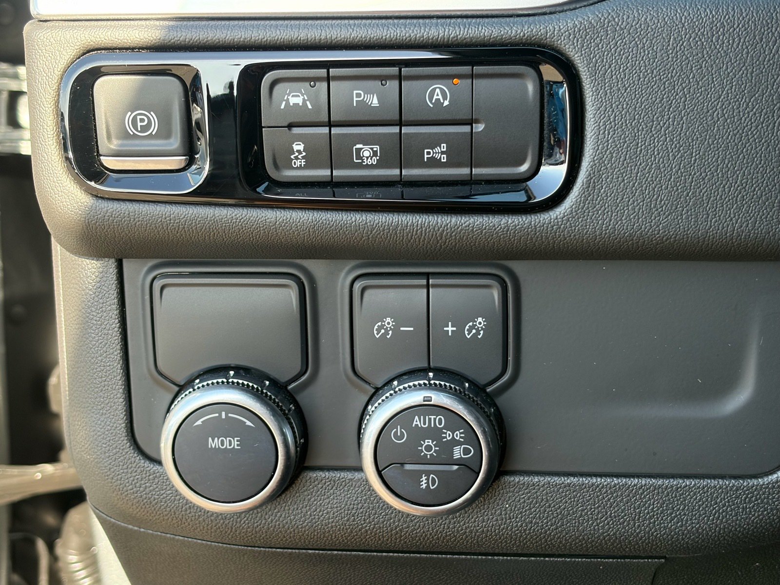 Used 2025 GMC Yukon Denali RWD image 22