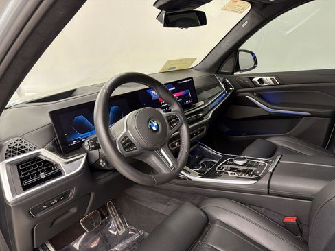 Used 2025 BMW X7 M60i AWD/4WD image 4