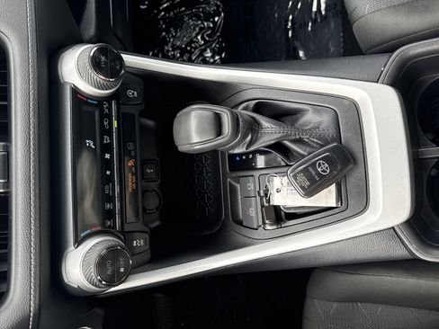Used 2022 Toyota RAV4 XLE image 27