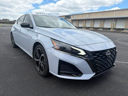 Used 2023 Nissan Altima 2.5 SR w/ SR Premium Package FWD image 3