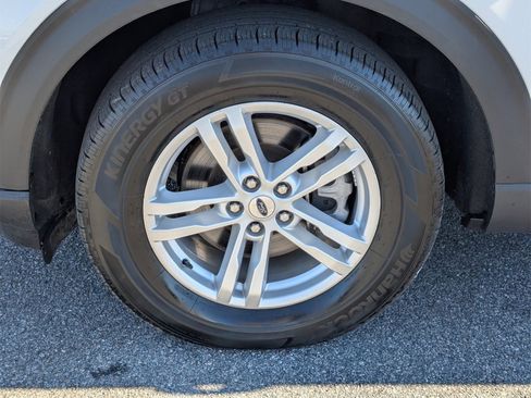 Used 2022 Ford Explorer XLT w/ Equipment Group 202A image 13