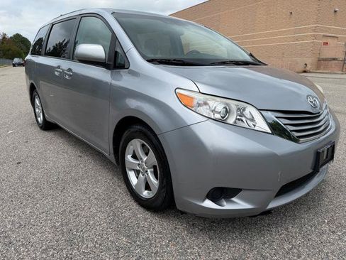 Used 2017 Toyota Sienna LE FWD image 3