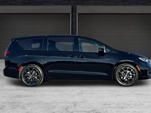 New 2026 Chrysler Pacifica Select image 3