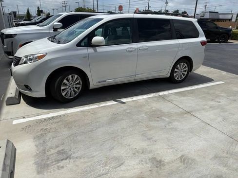 Used 2017 Toyota Sienna AWD image 4