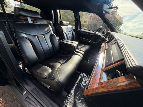 Used 1993 Lincoln Town Car Signature RWD image 41