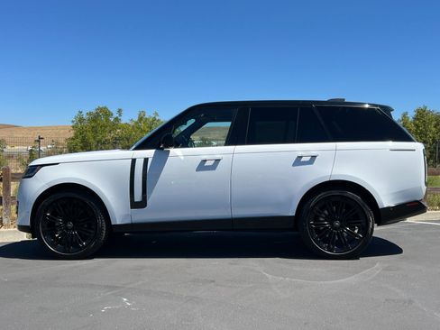 Used 2024 Land Rover Range Rover SE AWD/4WD image 3