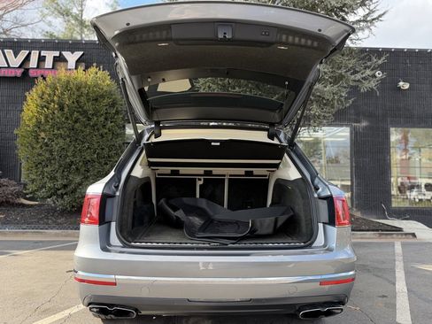 Used 2019 Bentley Bentayga image 17
