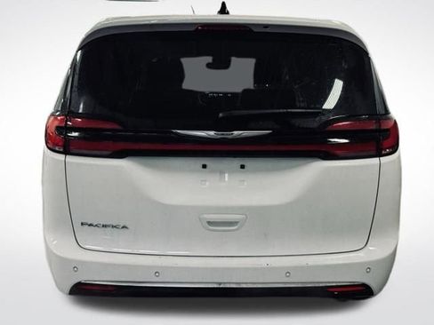 Used 2024 Chrysler Pacifica Touring-L image 7